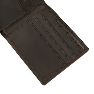 Detailansicht eines braunen Lederherrenportemonnaies mit vielen Kartenfächern und Naht.