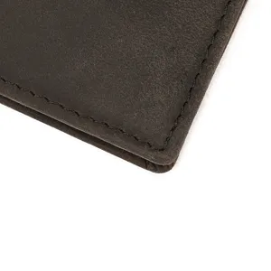Detailaufnahme des Herren Geldbörsen aus echtem Crazy Horse Leder mit feinen Nähten.