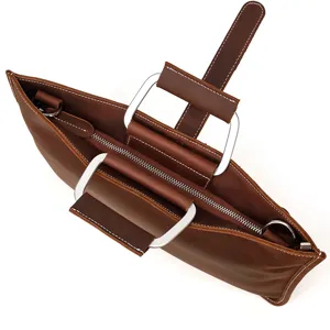 Gros plan sur les details du cartable d'affaires en cuir marron vintage avec poignees.