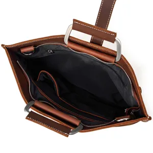 Détail intérieur de mallette en cuir pour homme, avec compartiments et quincaillerie.
