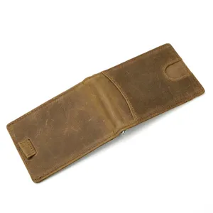 Detailansicht des minimalistischen braunen Crazy Horse Leder Bifold Kartenetuis mit Geldklammer.