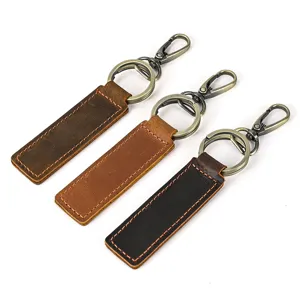 Gedetailleerd overzicht van vintage lederen sleutelhangers met metalen ringen en karabijnhaken.