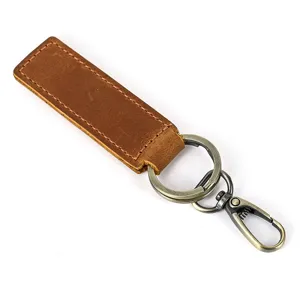 Detailweergave van de vintage leren sleutelhanger voorzien van duurzame metalen hardware