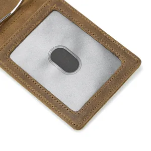 Nahaufnahme Detail von echtem Crazy Horse Leder Bifold Brieftasche Kartenhalter ID Fenster.