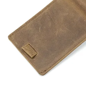 Detaillierte Nahaufnahme des braunen Echtleder Portemonnaies mit feinen Nähten und Textur.