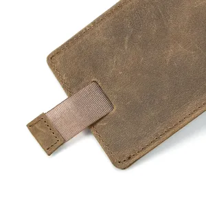 Braune Crazy Horse Leder Kartenhalter Detail, Premium Laschen-Design, saubere Nähte.