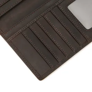 Nahaufnahme des Innenraums einer Herren-Vintage-Brieftasche aus Leder mit Kartenfächern.
