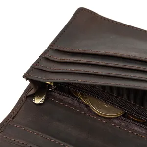 Detailansicht einer Leder Geldbörse mit Kartenfächern und sicherem Reißverschlussfach.