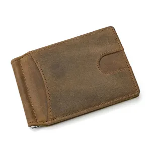 Detailaufnahme des Vintage Leder Geldbeutels mit Metallclip, braunes minimalistisches Kartenetui.