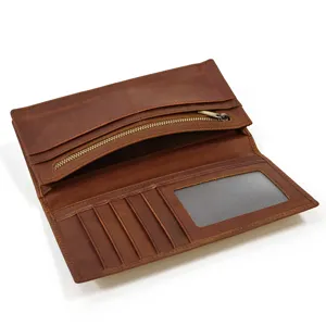 Elegantes braunes Leder-Geldbörsen-Detail mit vielen Fächern und Reißverschluss.