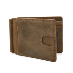 Detailansicht der braunen echten Lederbrieftasche mit Geldklammer und Kartenfächern.