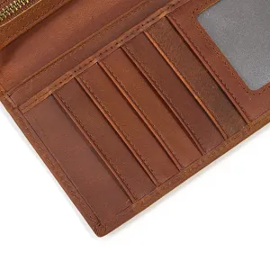 Detailansicht der Kartenfächer und Innenfächer einer Herrenbrieftasche aus Echtleder.
