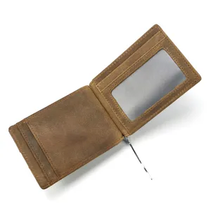 Minimalistische Portemonnaie aus Leder im Used-Look mit Geldklammer und Kartenfächern.
