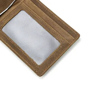 Leder Kartenetui Detailansicht mit feiner Crazy Horse Textur, ID Fenster und Metallklammer.