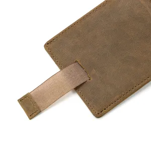 Leder Kartenetui Detail mit Zugband und hochwertiger Crazy Horse Rindsleder Textur.