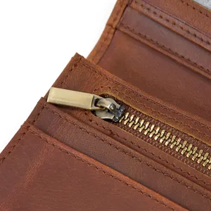 Echtes Leder Herren Geldbörse Detailaufnahme mit vintage braunem Rindsleder Metallreißverschluss.
