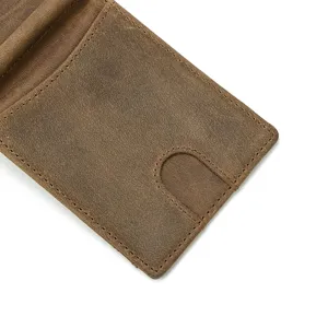 Nahaufnahme des braunen Vintage-Lederkartenetuis mit feinen Nähten und Daumenausschnitt.