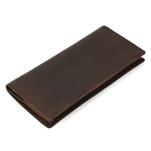 Detailansicht der braunen Herren Geldbörse aus echtem Leder im Vintage-Stil, lang.