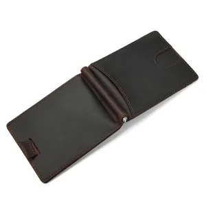 Nahaufnahme des dunkelbraunen Crazy Horse Leder Geldklammer Details mit feiner Naht.