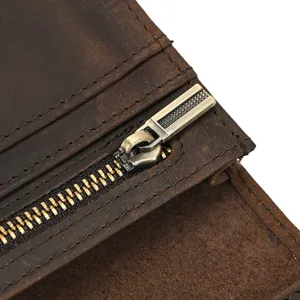Vintage Ledergeldbörse Metallreißverschluss Detail, Rindsleder Textur, robuste Nähte.