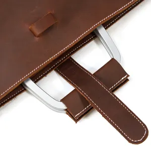 Vue detaillee d'un sac d'affaires en veritable cuir pour homme avec poignees robustes.