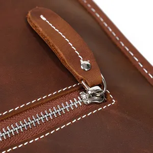 Gros plan sur les détails de la fermeture éclair du sac en cuir rétro avec coutures.