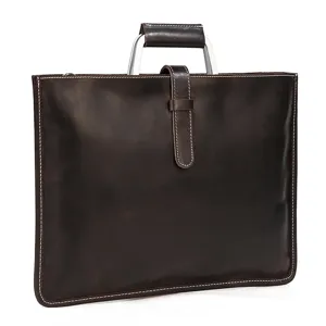 Vue de détail du cartable en cuir pour homme montrant une texture de cuir vintage.