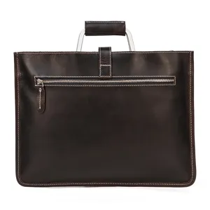 Vue détaillée de la serviette professionnelle en cuir véritable marron avec poignée en métal.