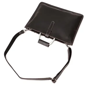 Vue de détail du sac d'affaires rétro en cuir véritable, poignée en métal et bandoulière.