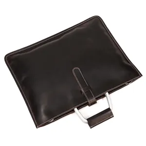 Vue détaillée d'un cartable en cuir marron foncé, avec poignée métallique et belles coutures.