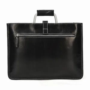 Sac d'affaires classique en cuir noir pour homme avec poignée en métal et poche zippée.