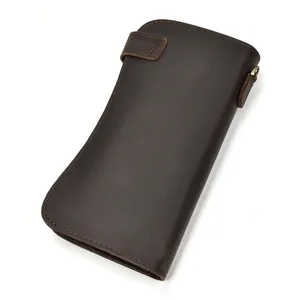 Portefeuille long classique en cuir marron foncé pour homme avec finition vintage et lanière.