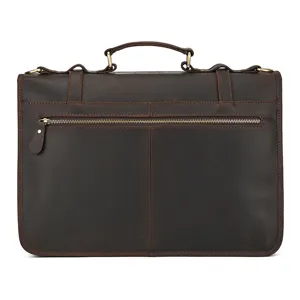 Detalle de maletín de cuero genuino vintage, bolso marrón para portátil de hombre, bandolera de piel.