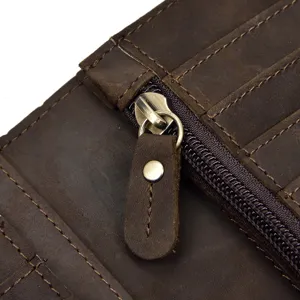 Gros plan sur le portefeuille long en cuir véritable pour homme avec fermeture éclair métal.