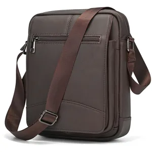 Vista detallada del bolso cruzado de cuero marrón para hombre, bolso bandolera casual.