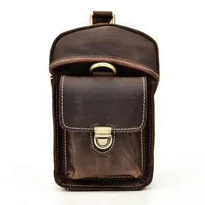 Primo piano della borsa fotografica in pelle vintage con cuciture e chiusure in metallo.