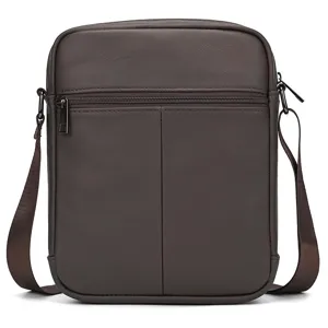 Detalle de un bolso bandolera de cuero marrón para hombre con bolsillo delantero y correa.