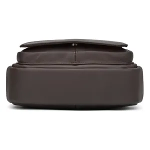 Primer plano de los detalles inferiores de un bolso bandolera de cuero genuino para hombre marrón.