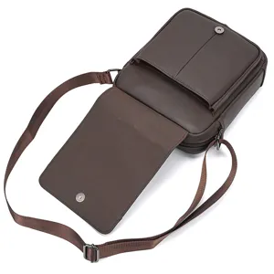 Bolso cruzado de cuero genuino marrón para hombre con solapa y correa ajustable de uso diario.