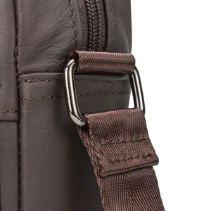 Primer plano de los detalles de la correa de cuero marrón para hombre y los herrajes.