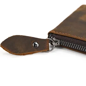 Primer plano detalle de la cremallera y la textura del monedero de cuero vintage
