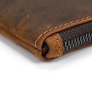 Primer plano detallado de la cartera de cuero vintage crazy horse con costuras y cremallera.