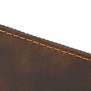 Primer plano de la textura de costura de la cartera de cuero genuino crazy horse.