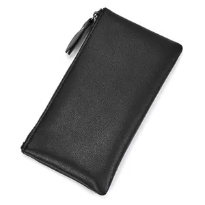 Primer plano detalle de cartera con cremallera de cuero negro y monedero retro.