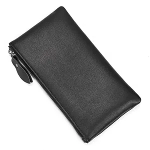 Detalle de cartera larga de cuero negro genuino, cremallera metálica suave y diseño minimal.