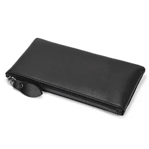 Detalle en primer plano de una cartera de hombre negra minimalista con cierre de cremallera.