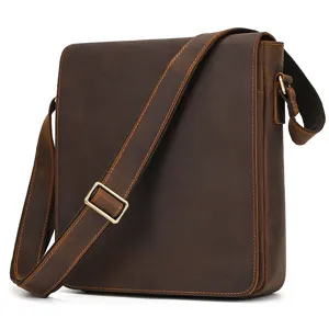 Primer plano del bolso mensajero vintage de cuero genuino para hombre con solapa y hebilla.