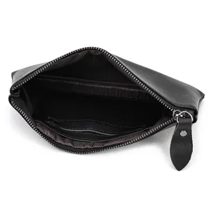 Detalle interior de monedero de cuero genuino negro, cartera de mano con cremallera vintage.