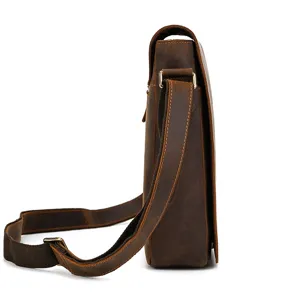 Bolso bandolera de cuero vintage para hombre vista lateral detalle con costuras finas.