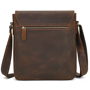 Detalle de bolso bandolera de cuero marrón para hombre, mostrando textura fina y cremallera.